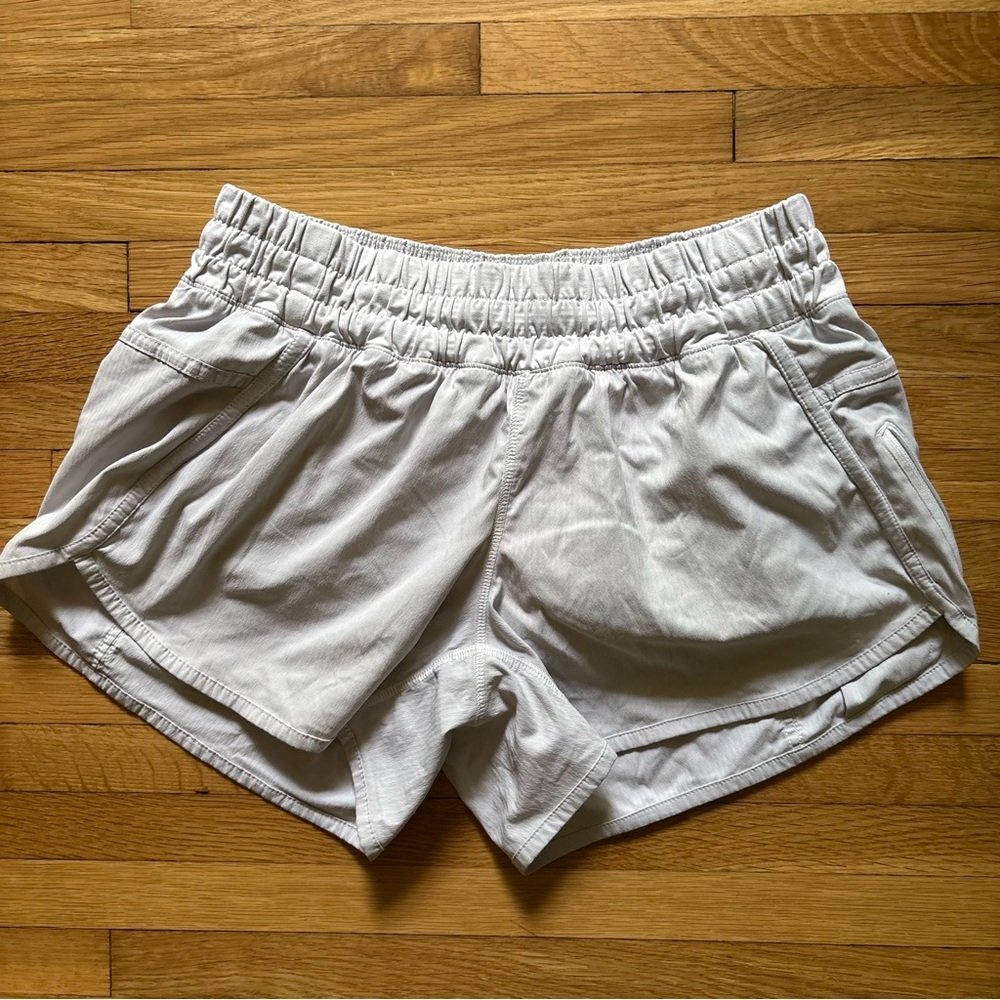 Lululemon Hotty Hot Short White Gray Women Size 8 Inseam 3.5” Run Workout Fit